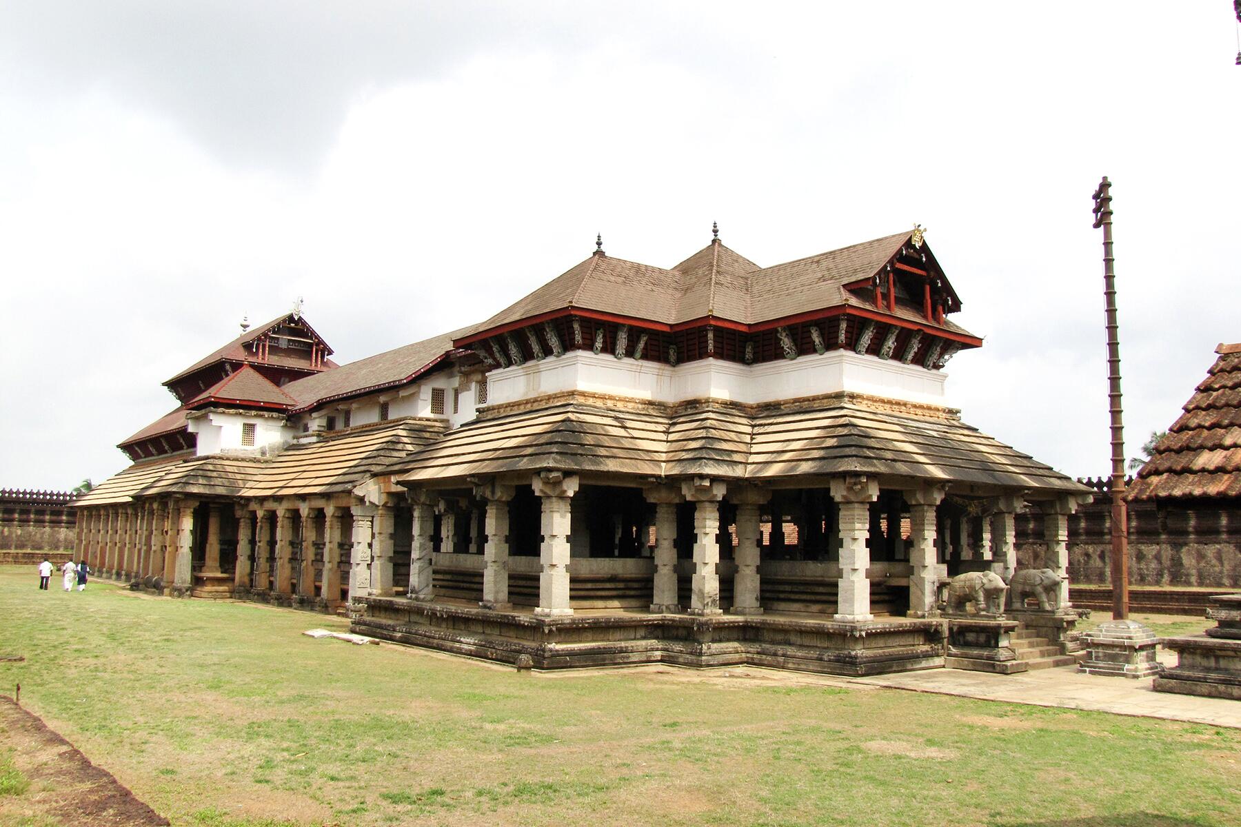 03_IndiaJainTemples__SaaviraKambadaBasadi_3.) 1000-Pillar-Temple-Moodbidri-Left-Side-View