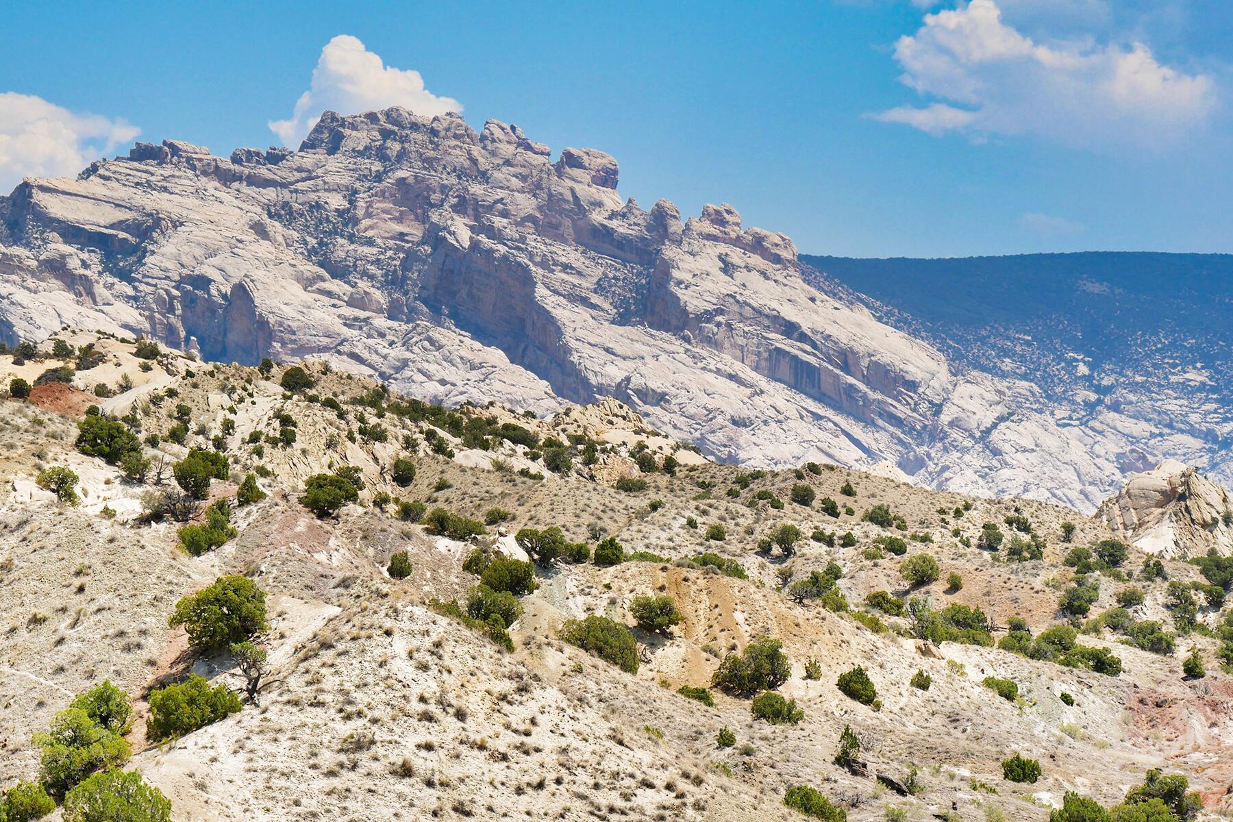 03_UtahLessTraveled__DinosaurNationalMonument_shutterstock_1442398490