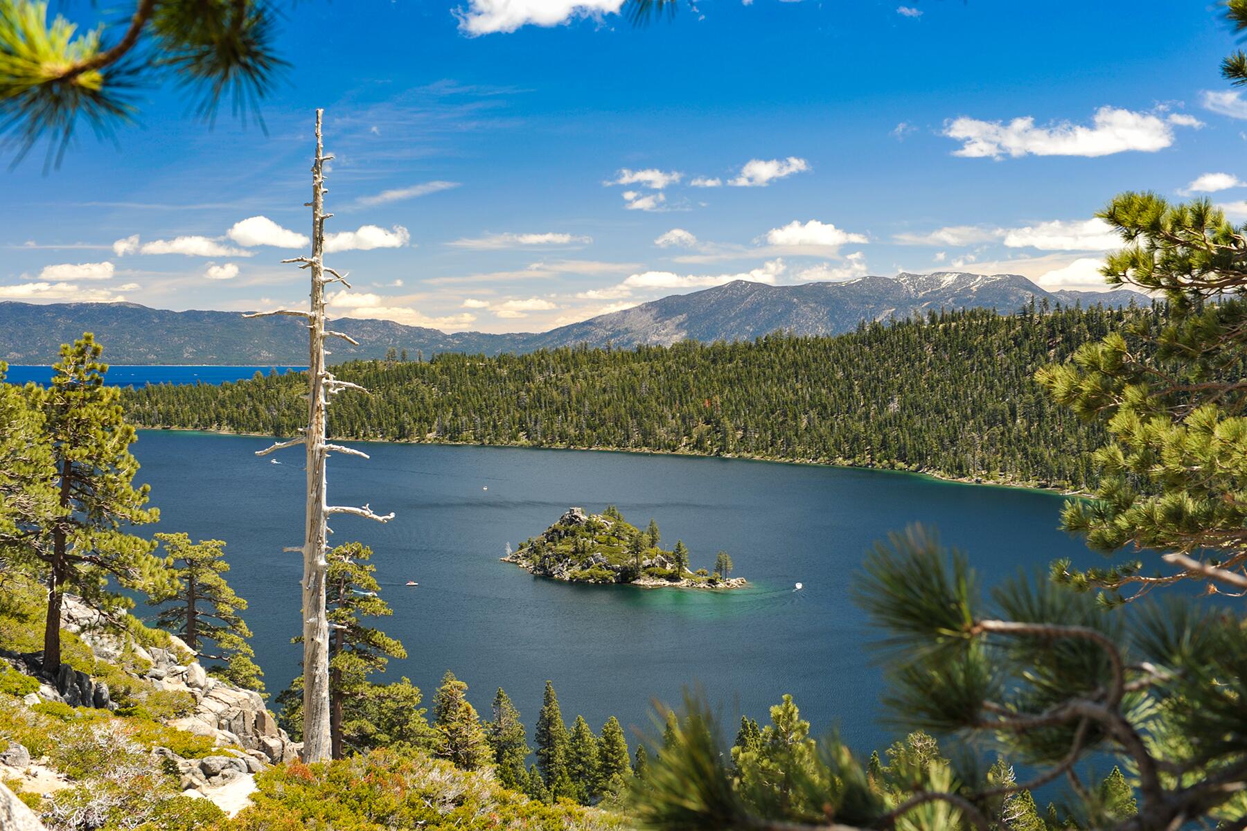 04_BoatingTowns__SouthLakeTahoeCalifornia_shutterstock_140308543