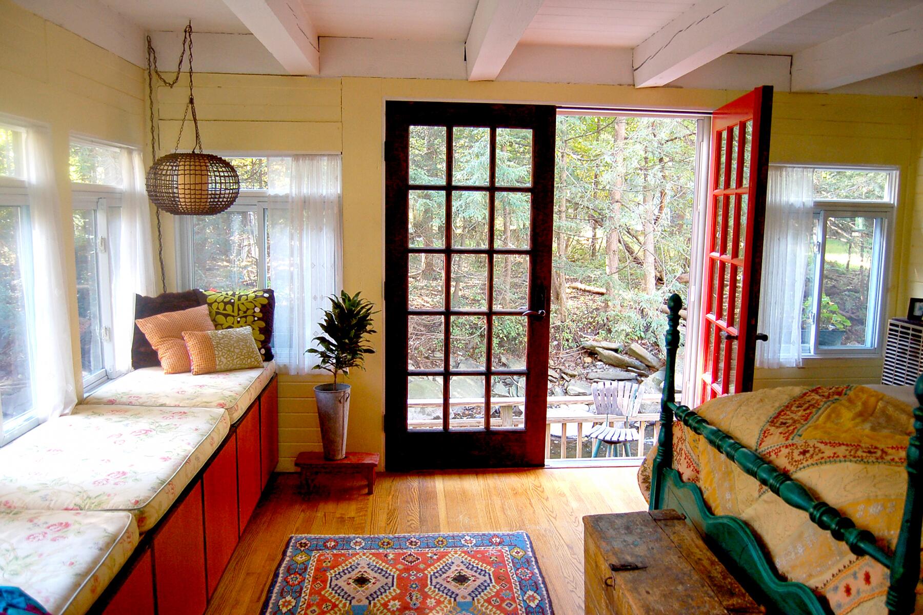 05_CottageAirbnbs__StreamsideHideaway_5 4285ced4-b80a-455d-9443-71ca754448c1