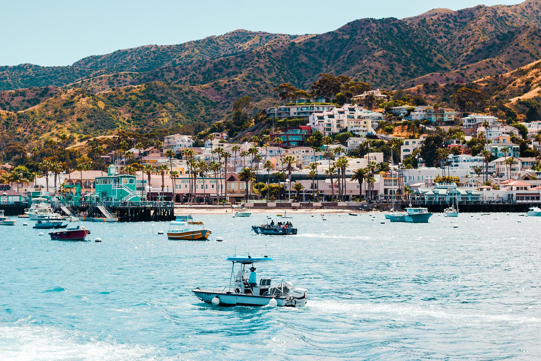 07_BoatingTowns__SantaCatalinaIslandCalifornia_shutterstock_1401258761
