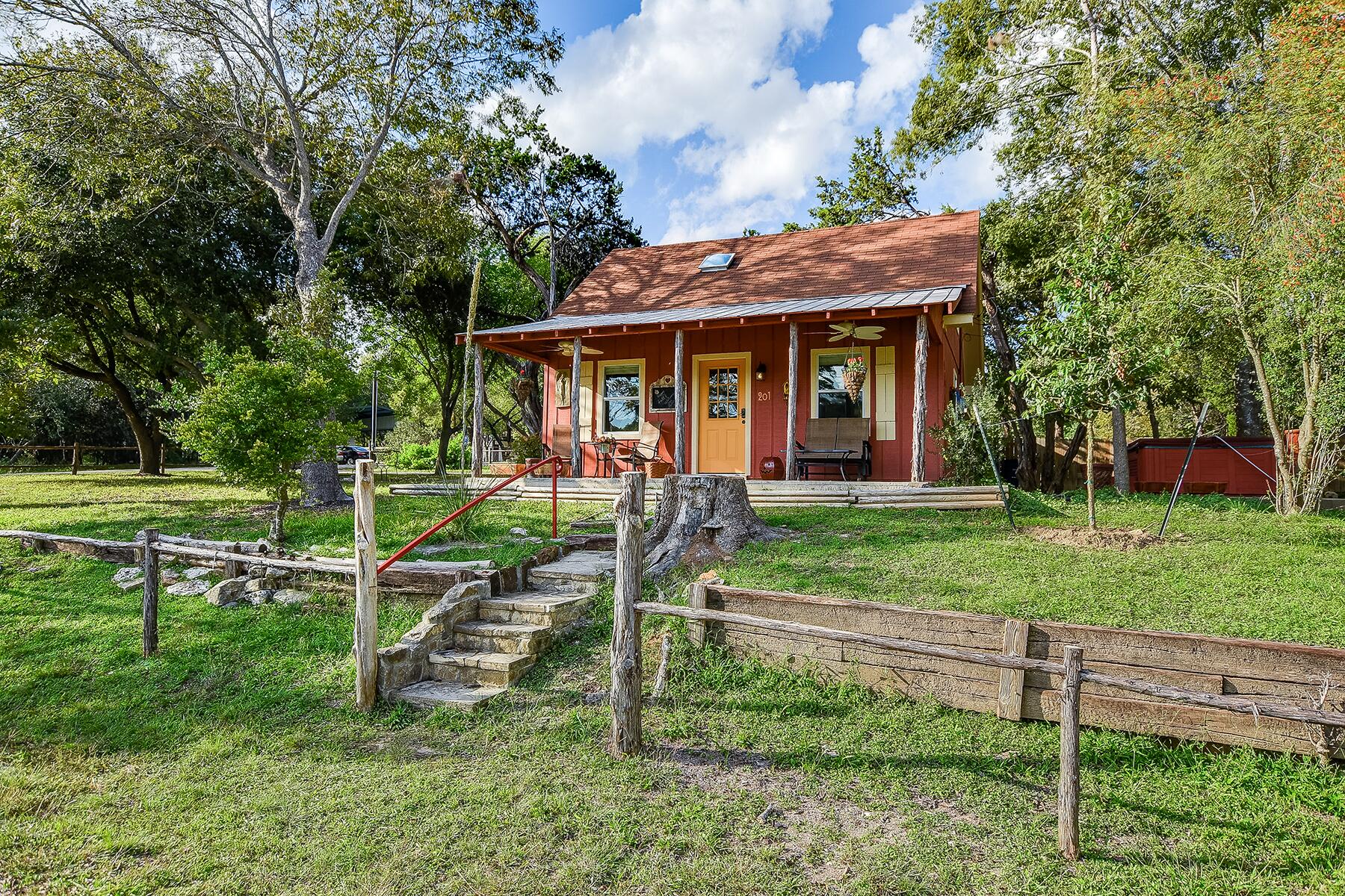 07_CottageAirbnbs__OutdoorAdventure_7 a046a2fe-58a9-4709-9b96-7ef787cbd3ae