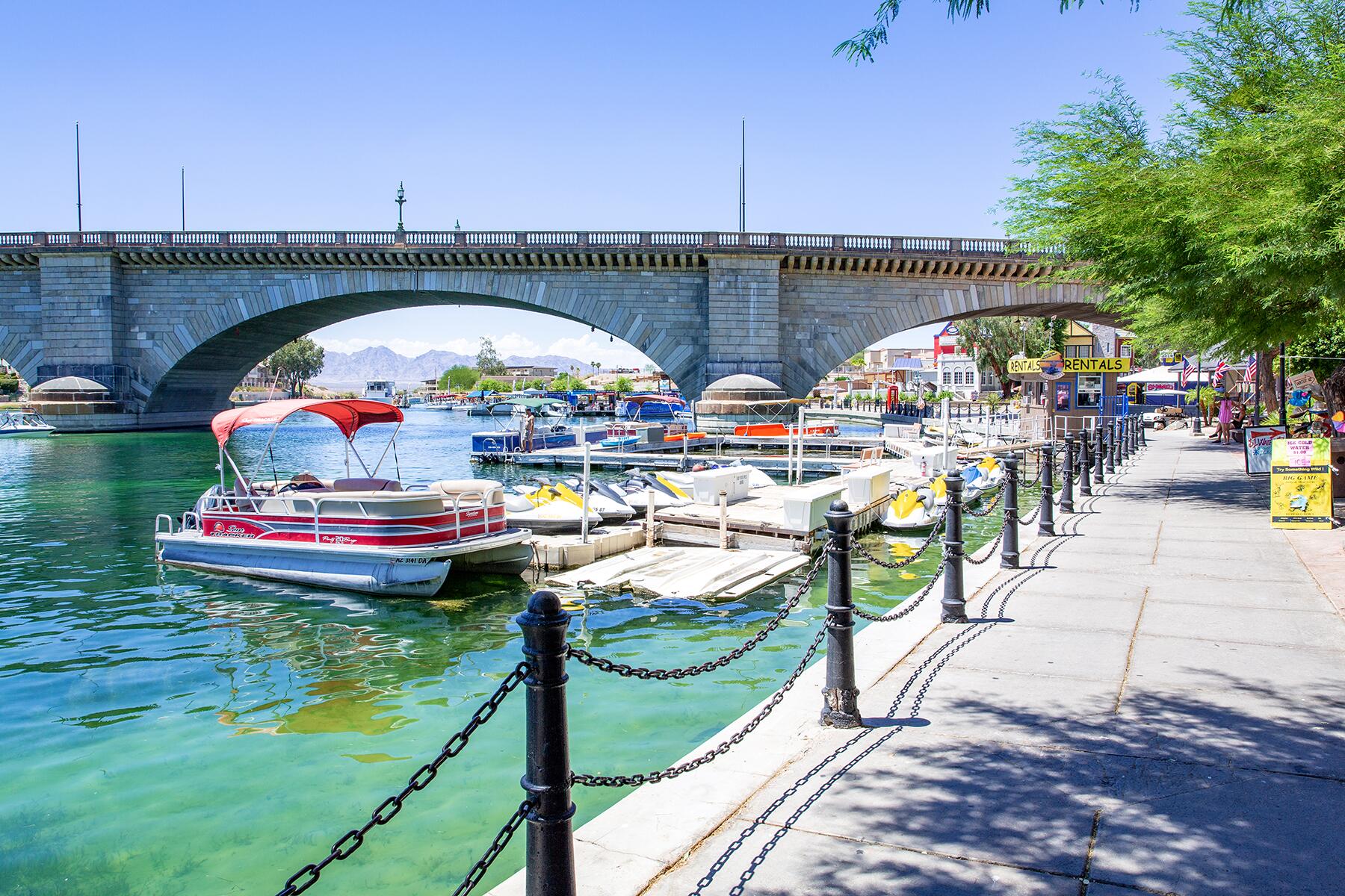 09_BoatingTowns__LakeHavasuArizona_shutterstock_1320884021