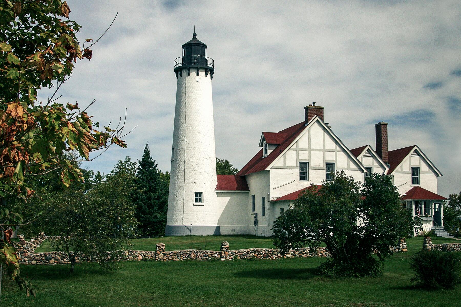 03_HauntedLighthouse__PointIroquois_shutterstock_3570584