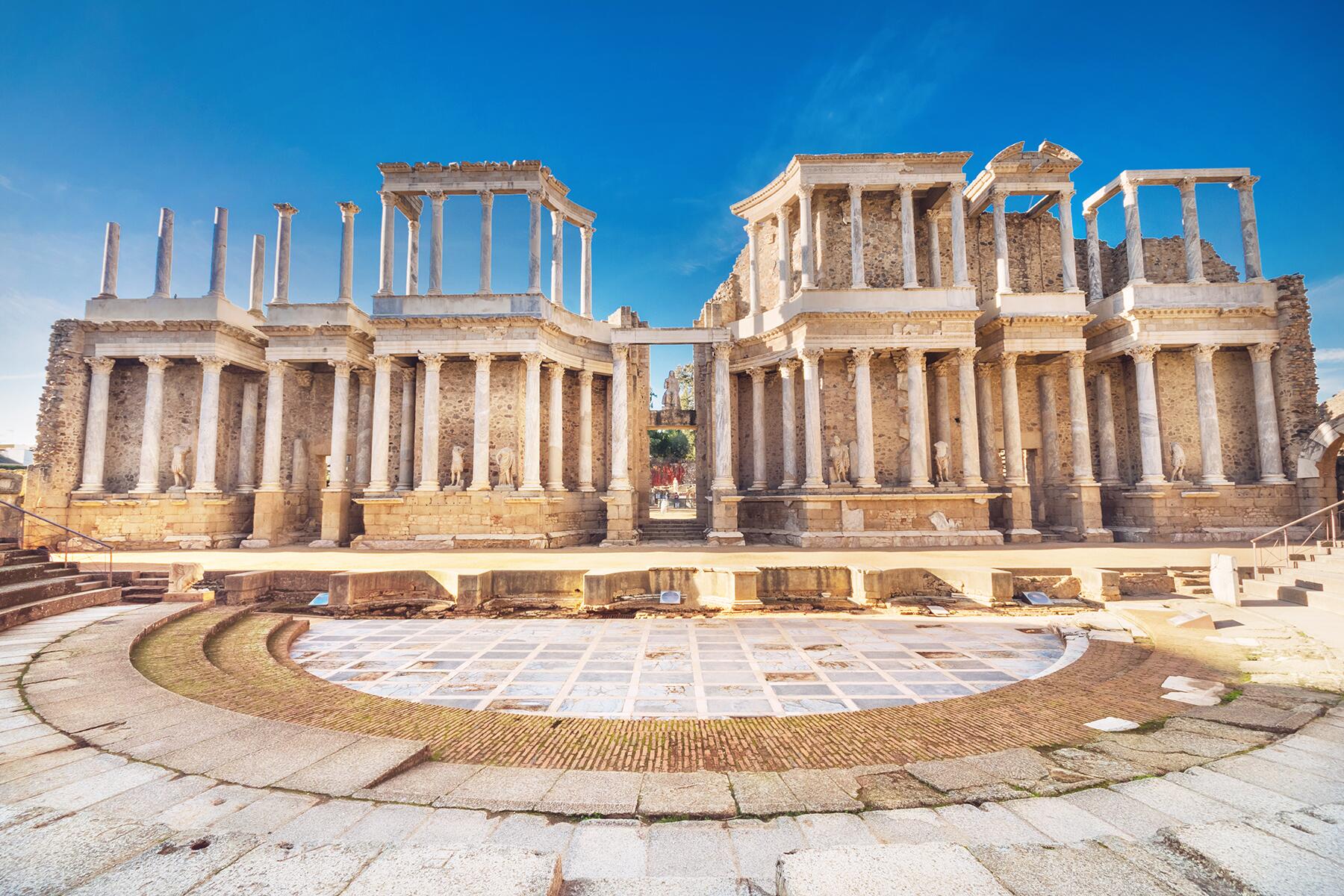 03_RomanSitesoutsideItaly__Merida_shutterstock_1150634843