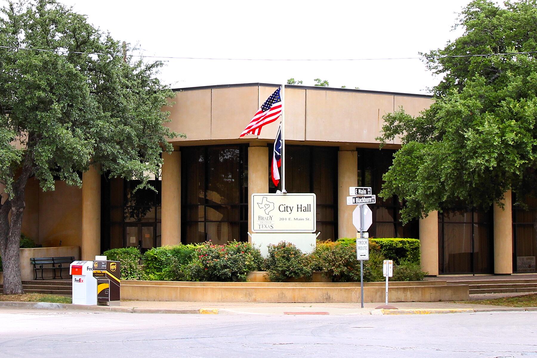 04_CitiesWithBadDrinkingWater__BradyTexas_4 Brady_Texas_City_Hall_2019