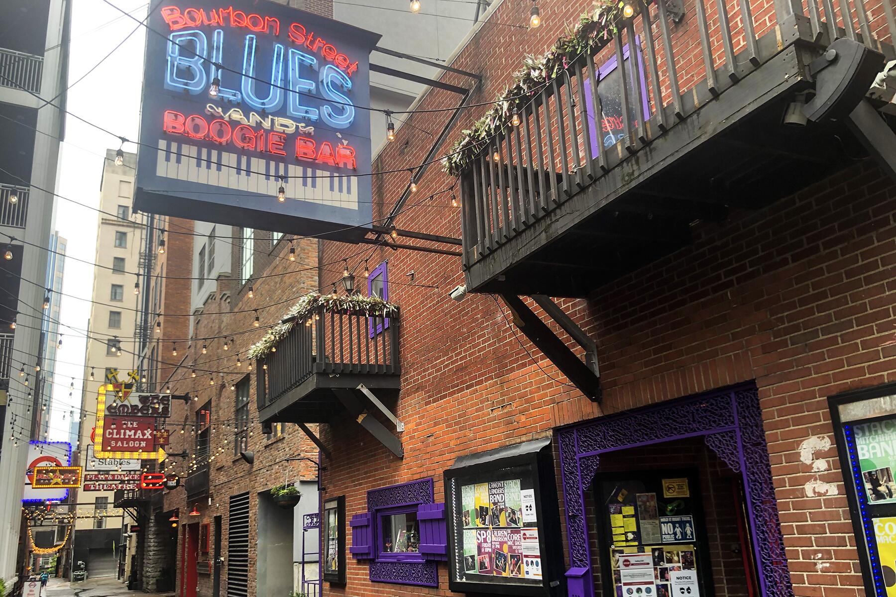 04_DollyPartonLandmarks__PrintersAlley_4 Printers Alley credit Julie Tremaine