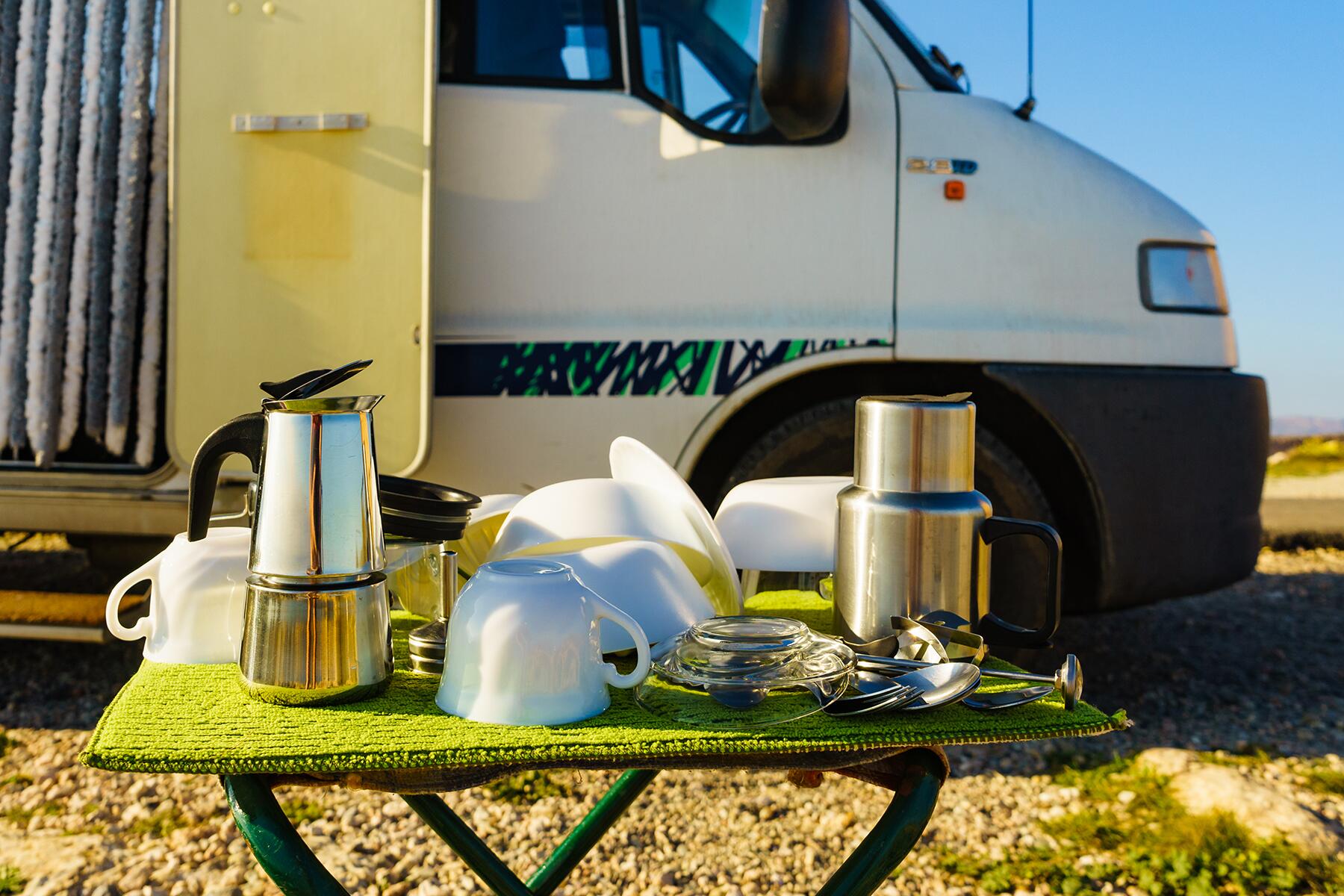 05_GrossVanlife__LeftoverDishes_iStock-1253809823