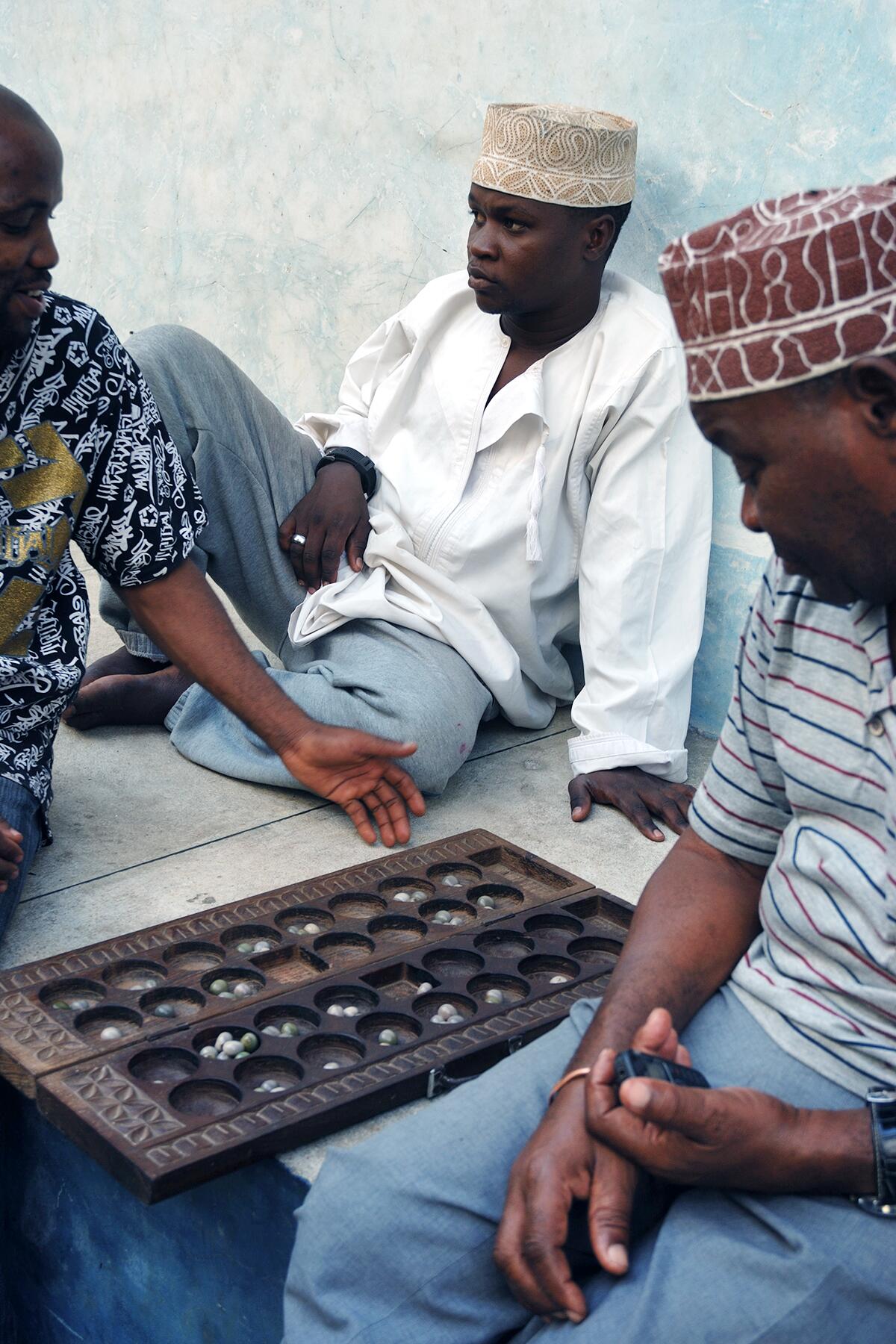 05_InternationalBoardgame__BaoLaKishwahili_5.) Bao_players_in_stone_town_zanzibar