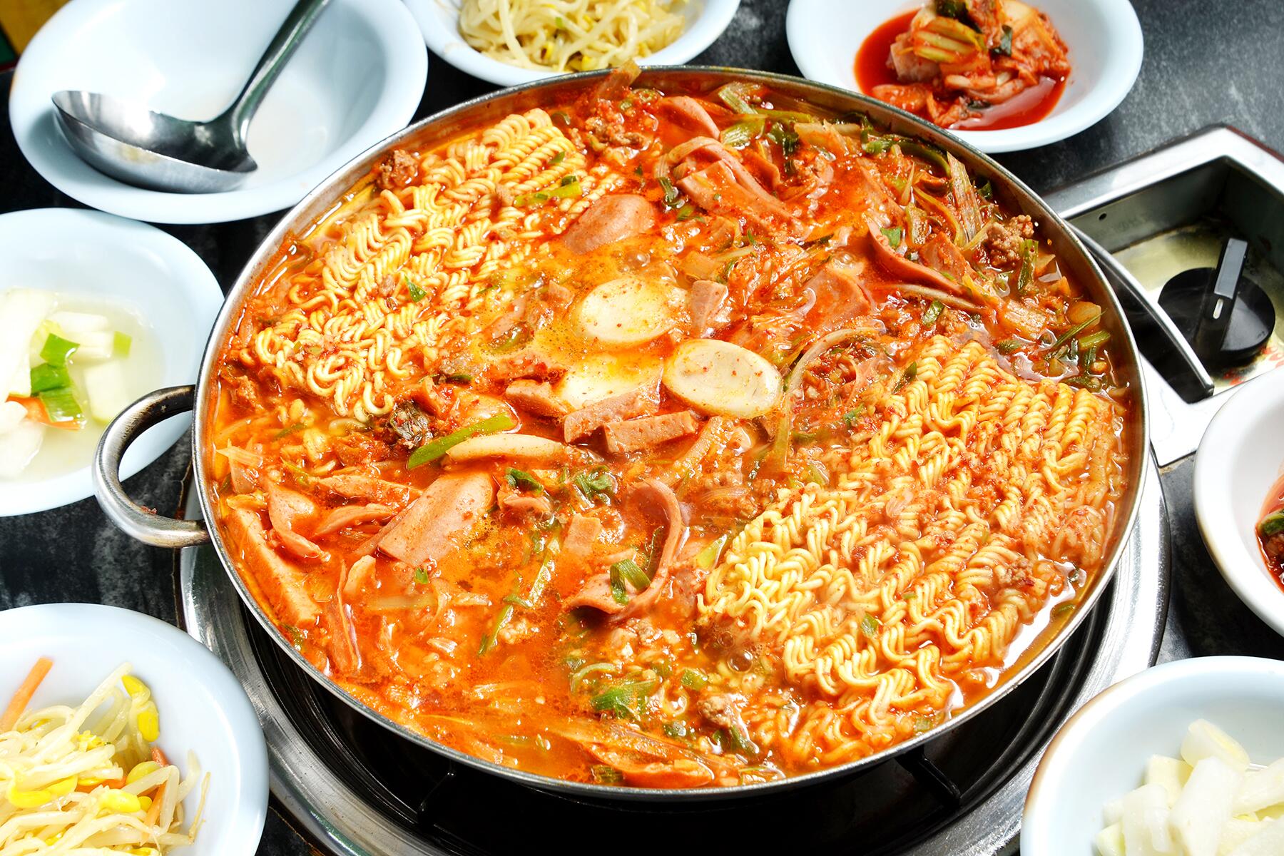 07_StewsaroundtheWorld__BudaeJiggae_shutterstock_702026146