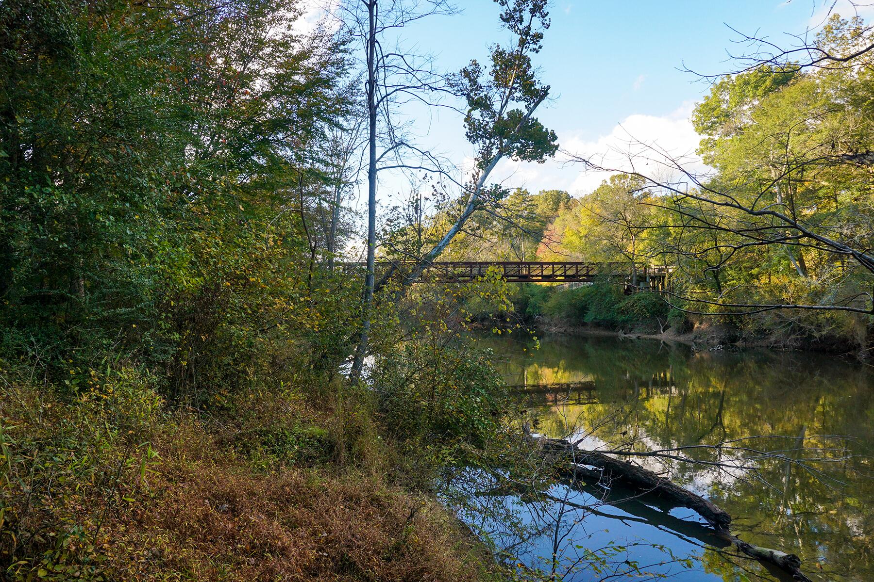 08_ScenicBikePaths__ClaytonRiverWalk_shutterstock_1543123148