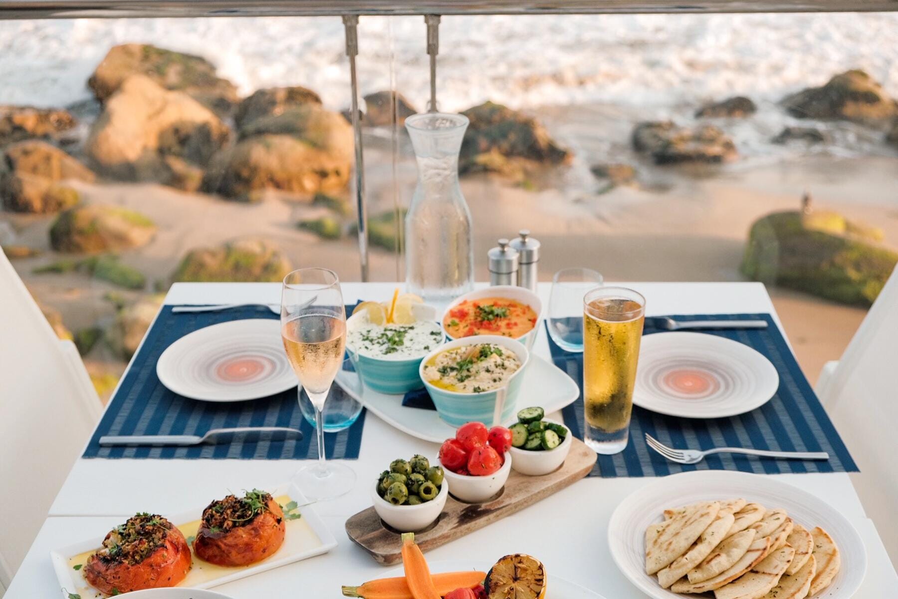 01_ElevatedInRoomDining__MalibuBeachInn_1 Mezze2