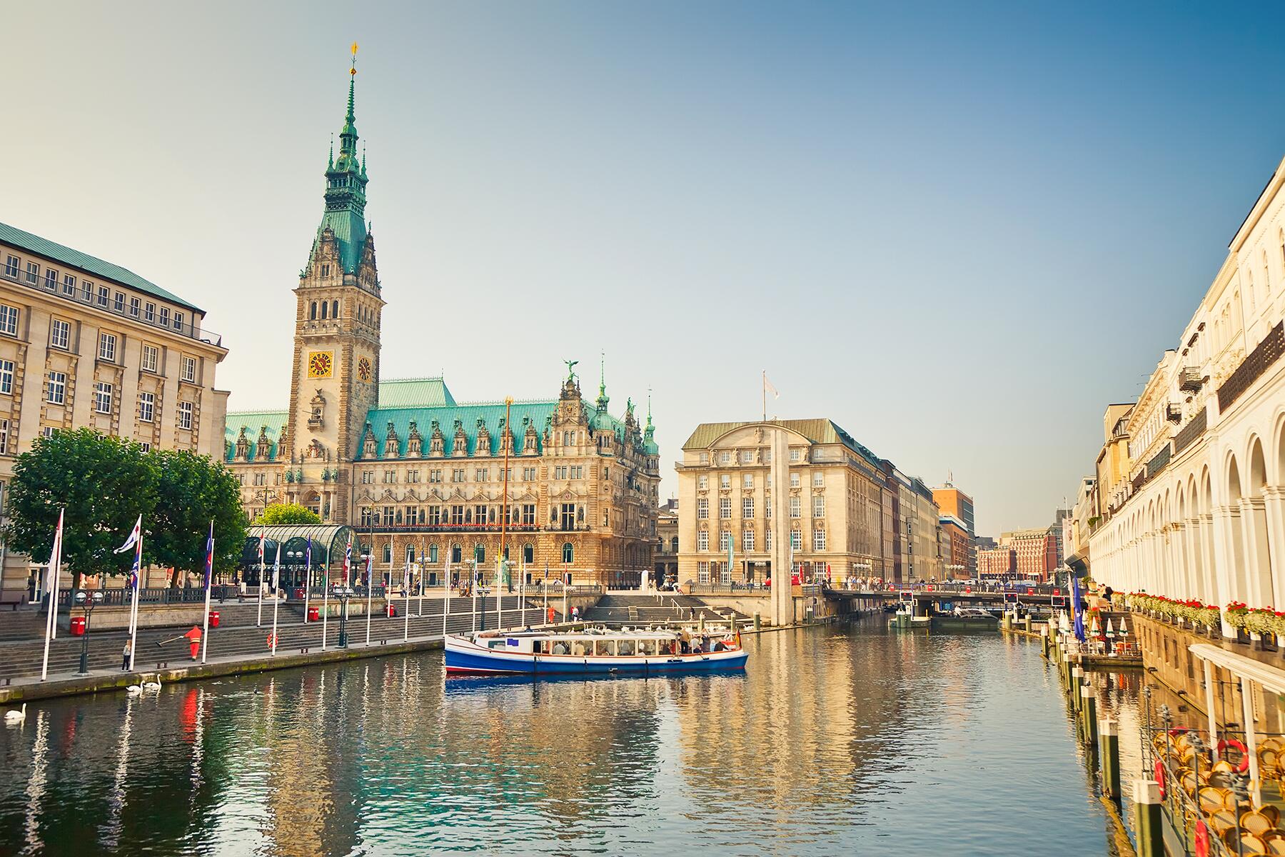 02_CanalCities__Hamburg_shutterstock_85884004