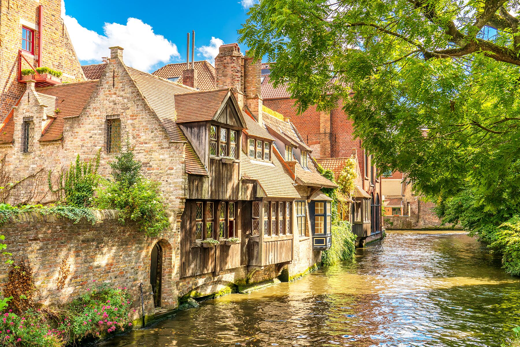04_CanalCities__Bruges_shutterstock_1517443499