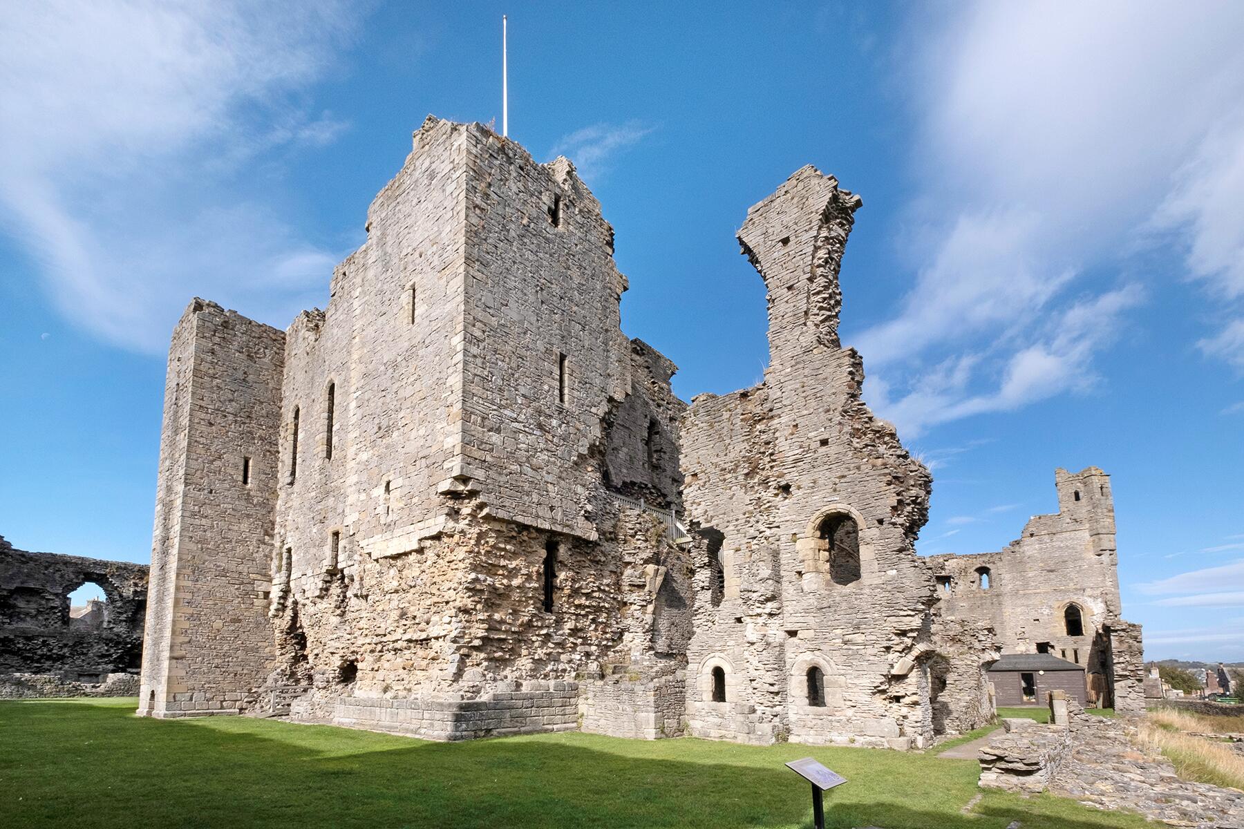 04_UKCastles__MiddlehamCastle_shutterstock_1452827993