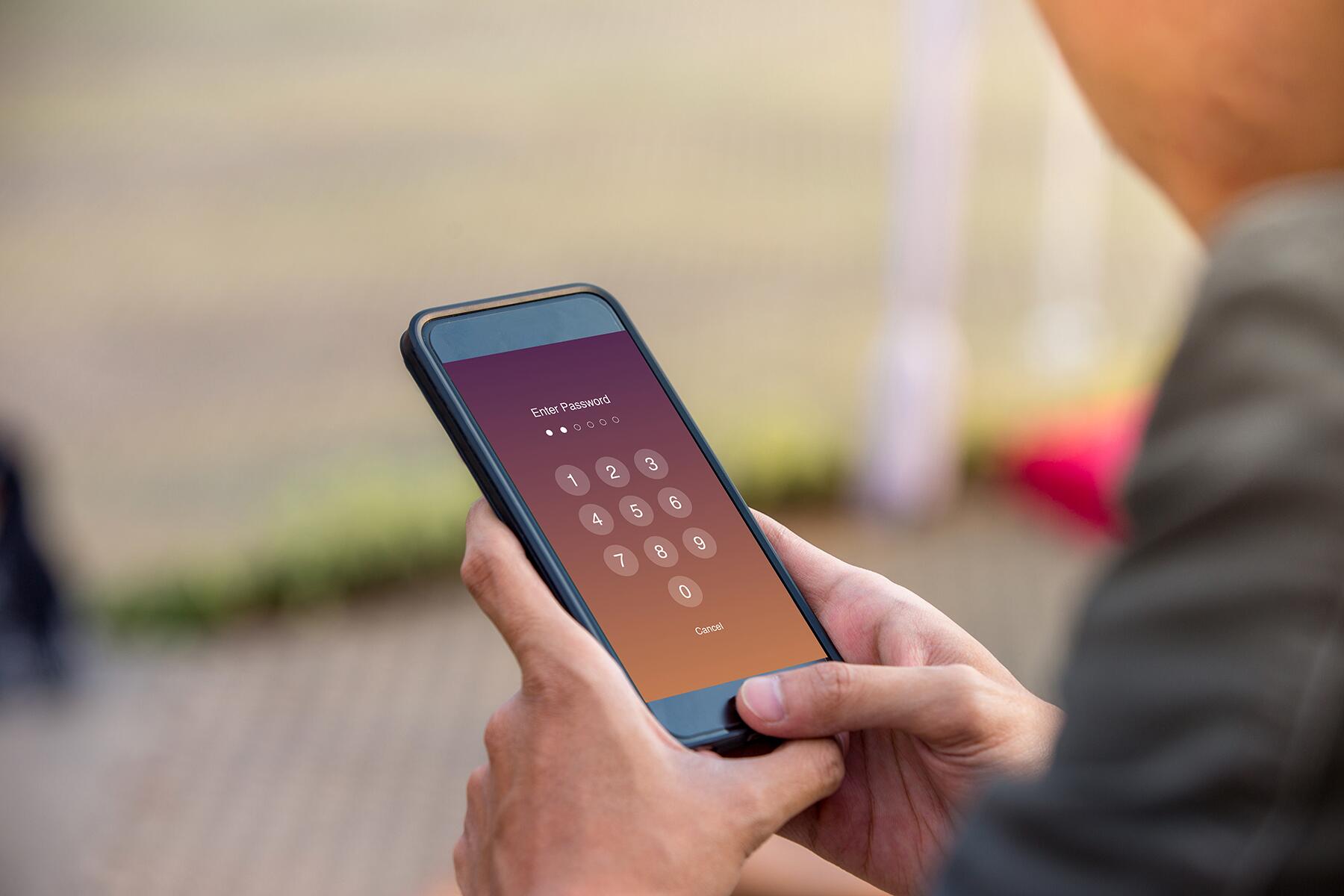 06_TipsForDisneyAndUniversal__TakeFaceRecognitionOffPhone_shutterstock_1170616339