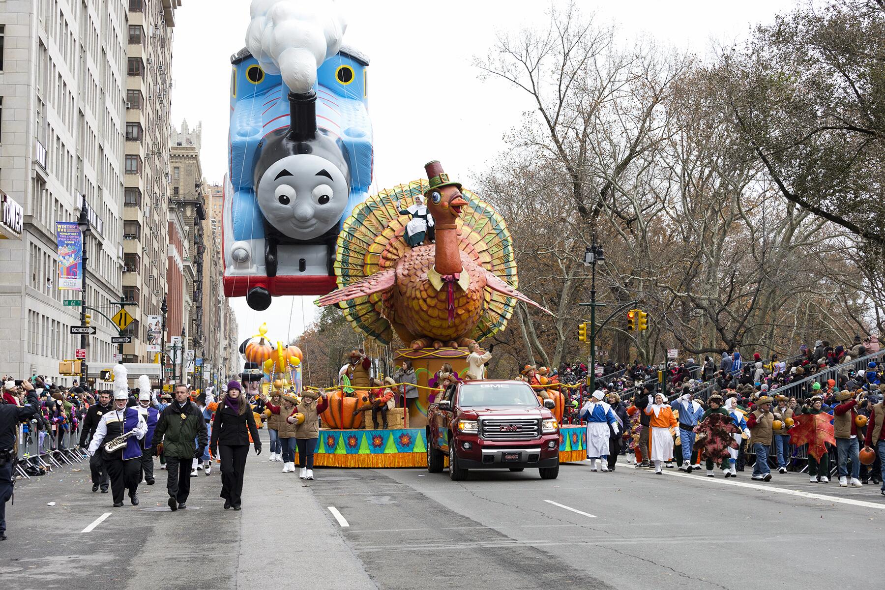 07_WeirdThanksgivingTraditions__ThanksgivingDayParade_shutterstock_233751832