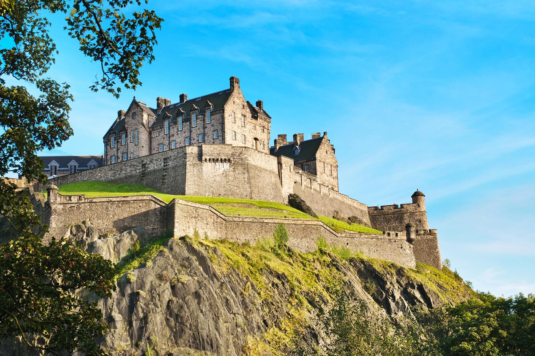 08_UKCastles__EdinburghCastle_shutterstock_86807260