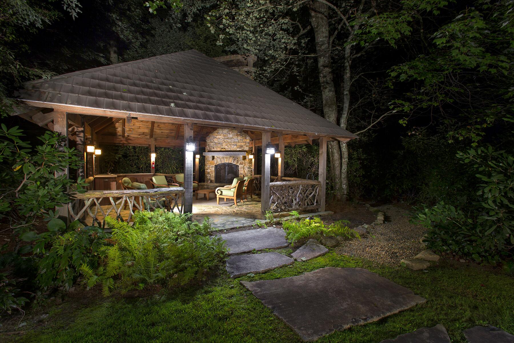 09_ElevatedInRoomDining__OldEdwardsInnAndSpa_9 OldEdwards_HutchinsonHouse_FireplaceTerrace