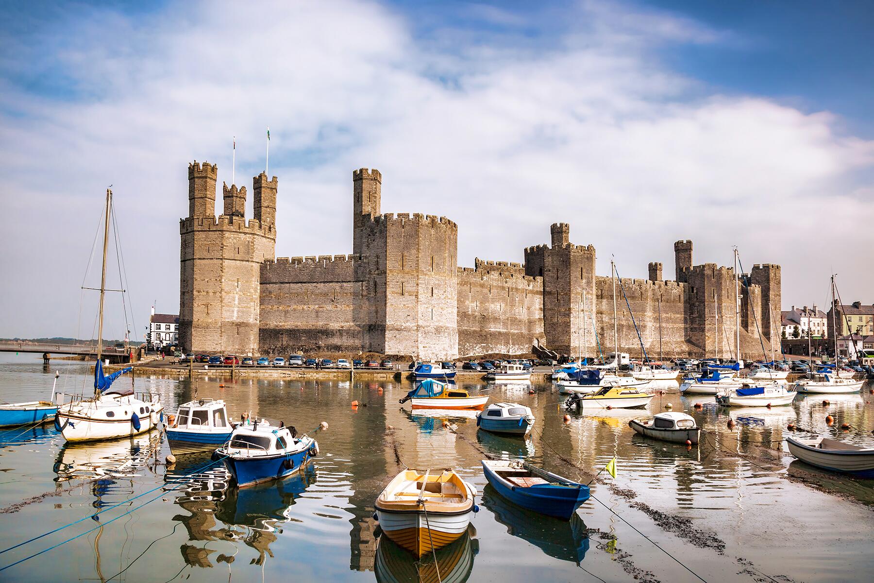 11_UKCastles__CaernarfonCastle_shutterstock_217207693