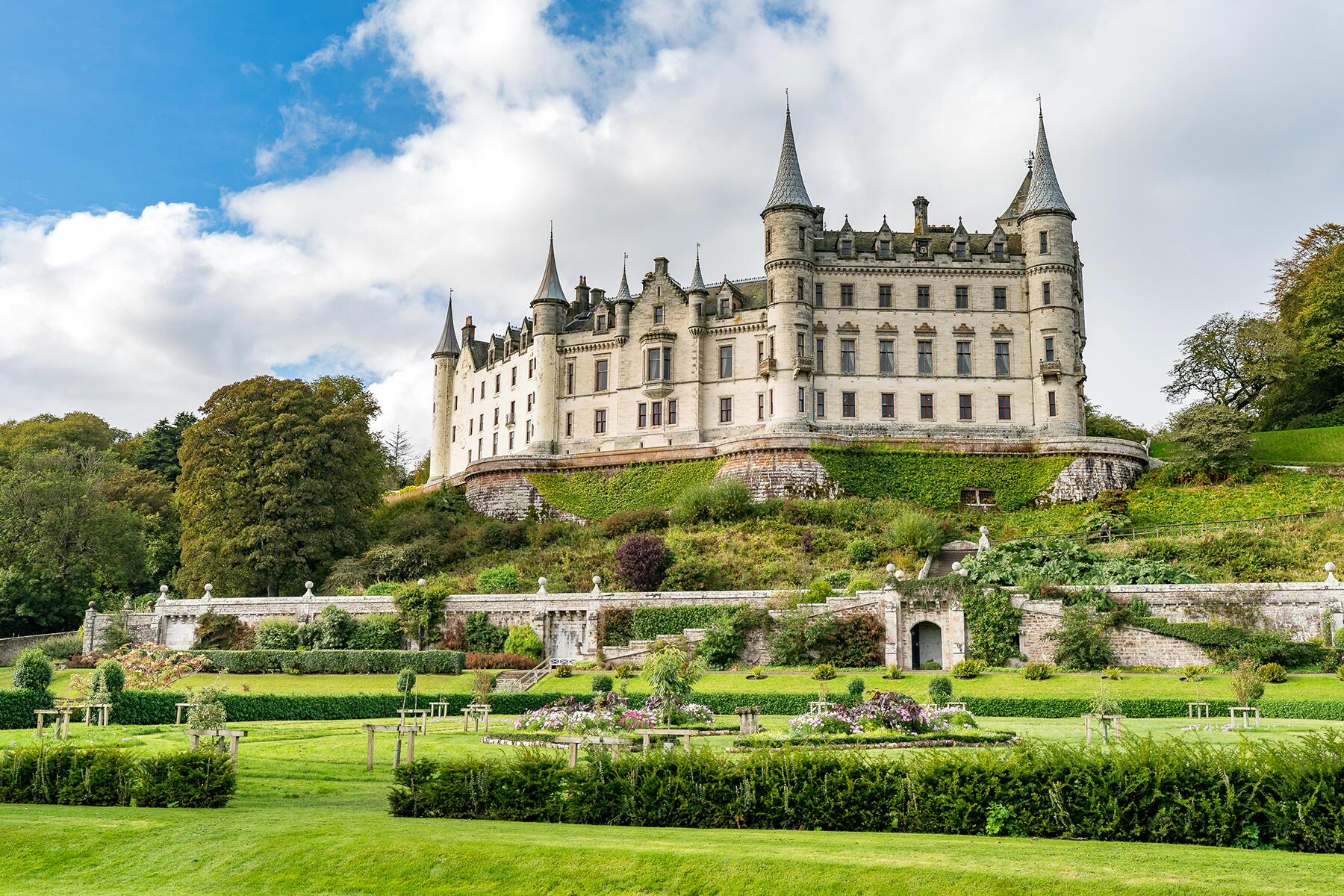 13_UKCastles__DunrobinCastle_shutterstock_1591935988