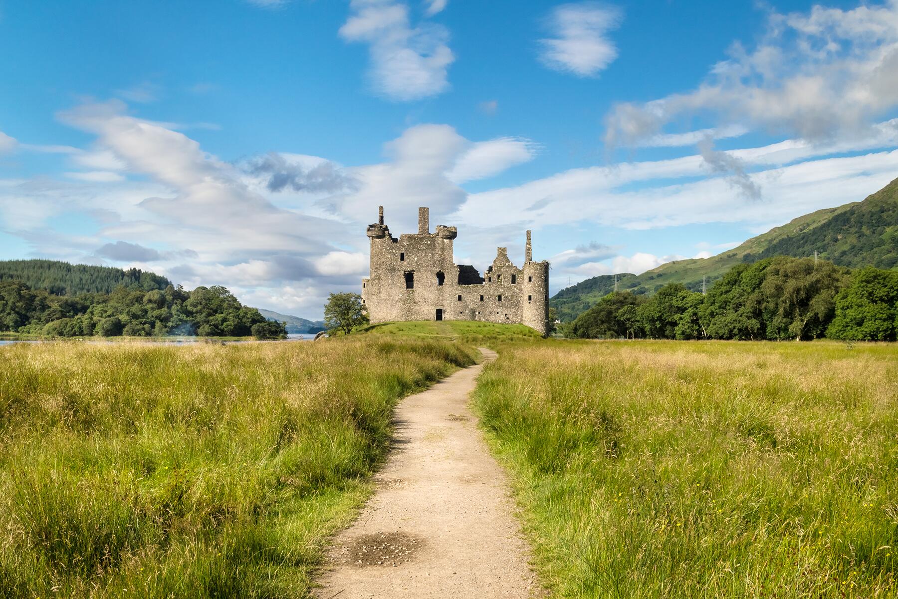 14_UKCastles__KilchurnCastle_shutterstock_536844742
