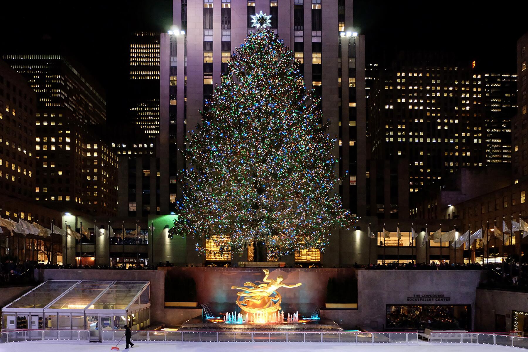 03_ChristmasLightShowsAroundWorld__RockefellerCenter_shutterstock_1576509754