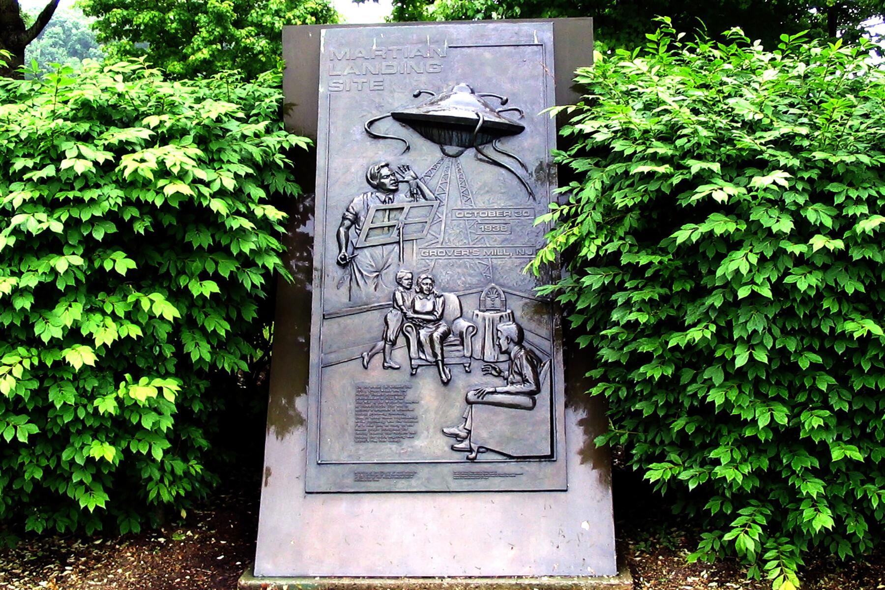 05_WeirdNewJersey__TheyCameFromBeyond_5 Landingsite_statue copy