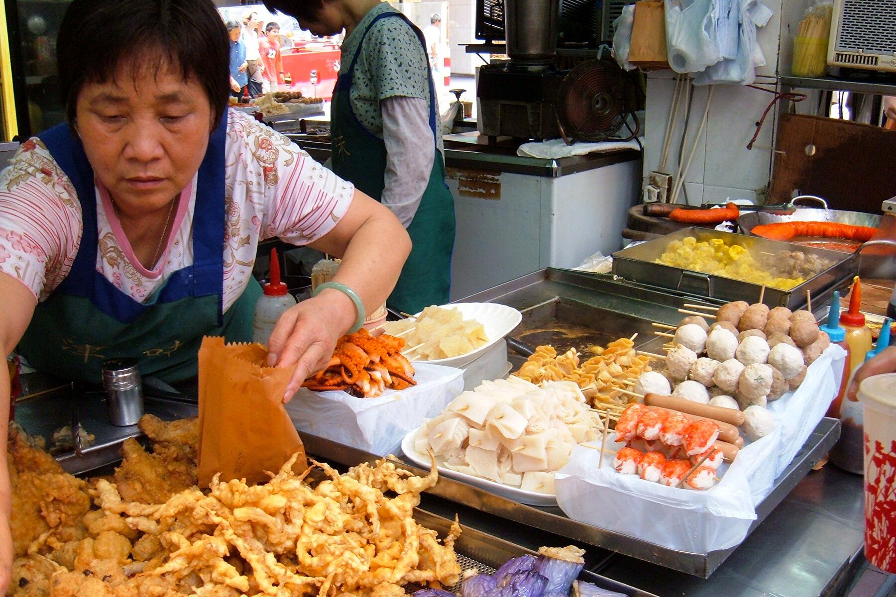06_StreetFoodSafetyCOVID19_Street_food_in_Causeway_Bay