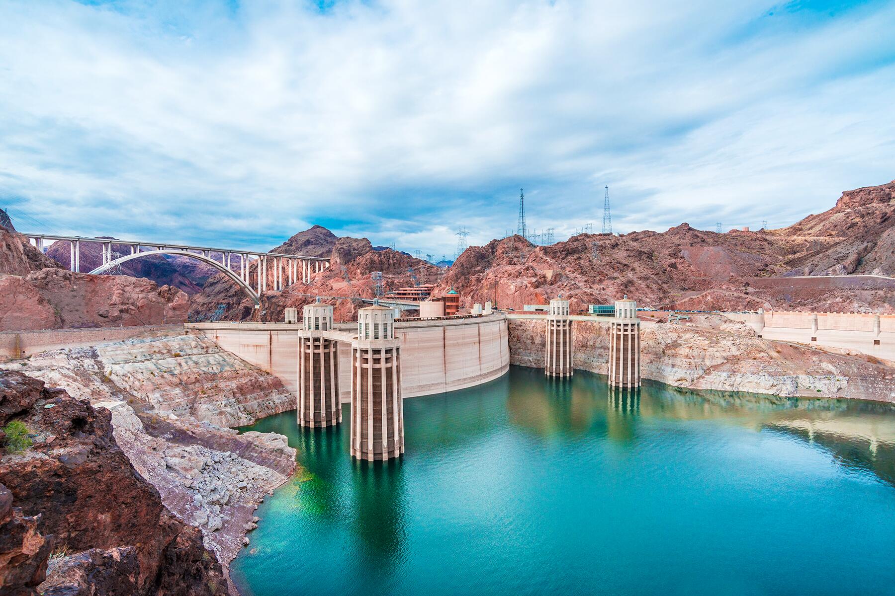 10_PlacesNewDeal__HooverDam_shutterstock_371366533