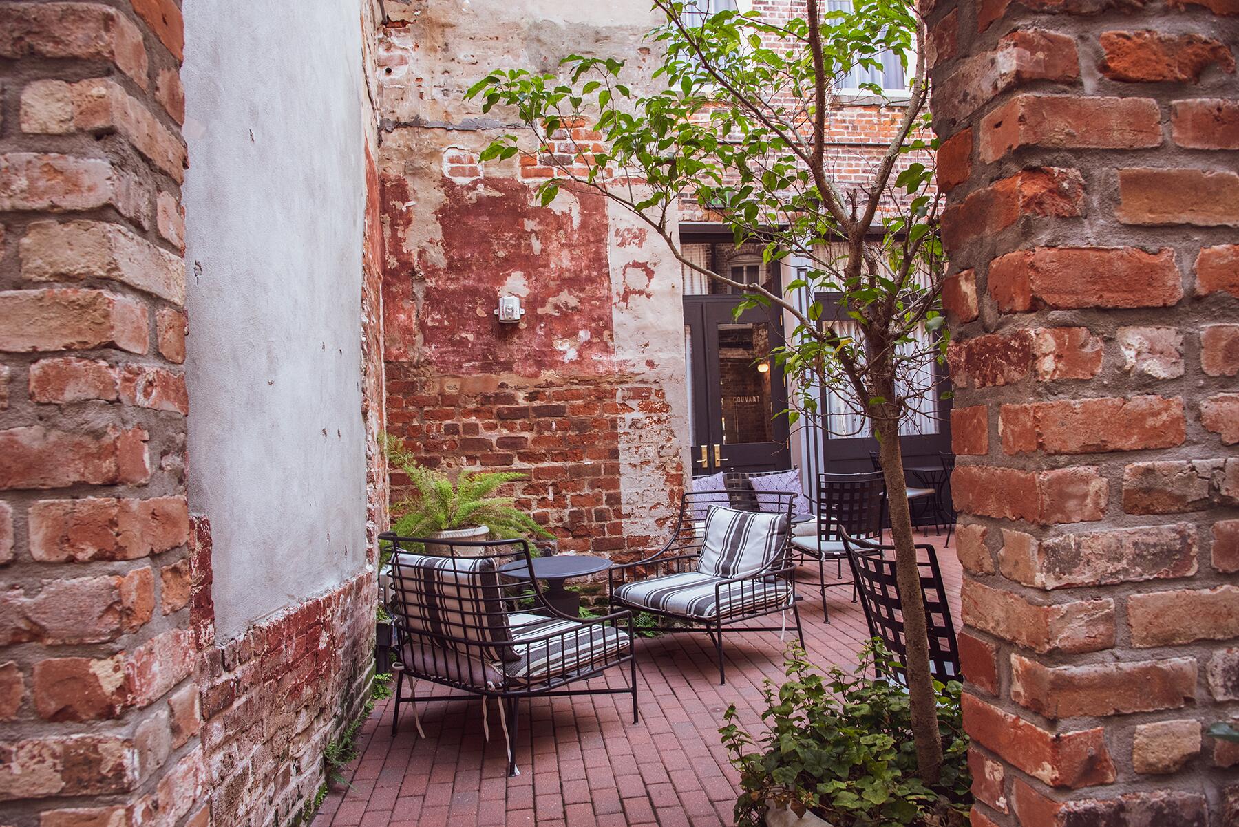 Eliza-Jane-Hotel-courtyard-new-orleans-outdoor-dining-Image-By-Jenny-Adams-Freelance-0817