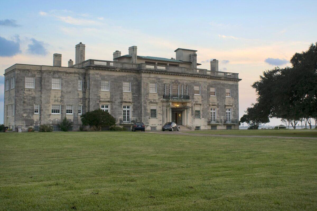 Incredible Replicas of the White House Around the World