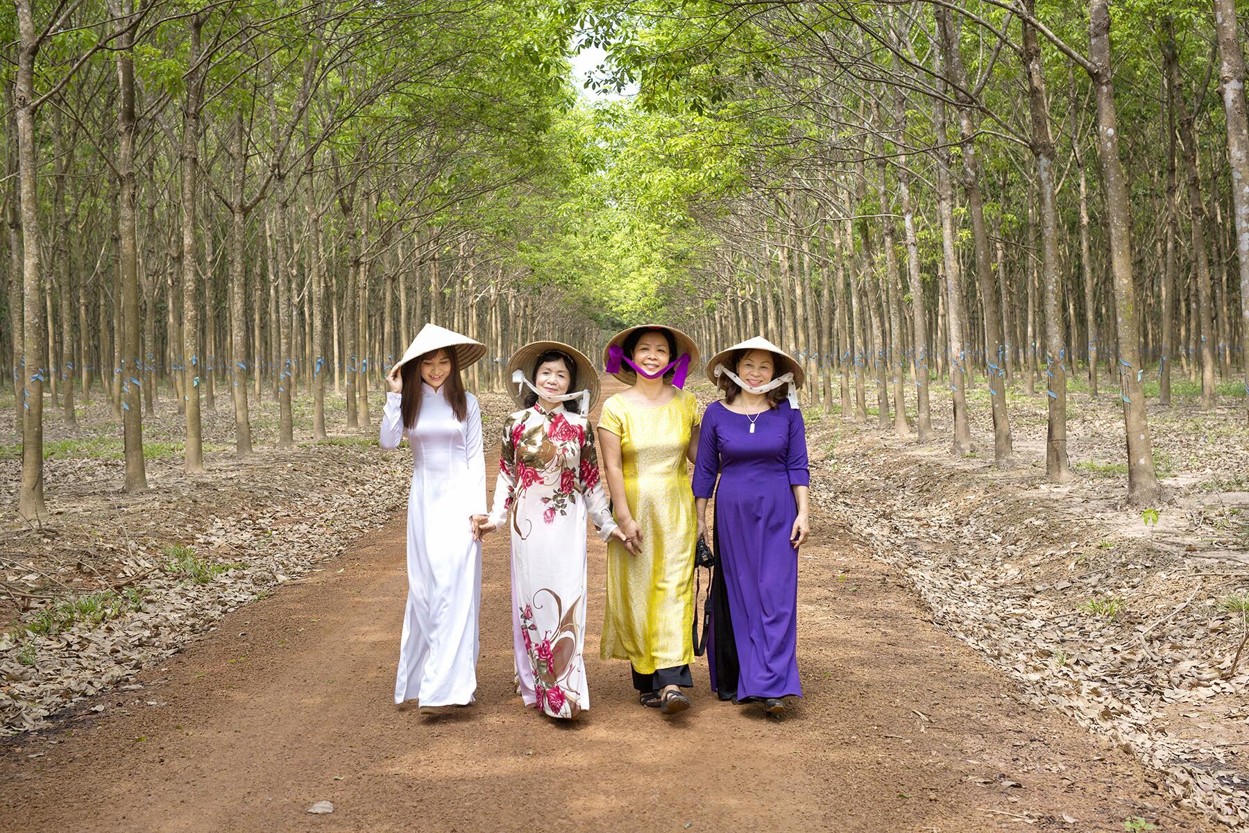 03_ClothingAroundTheWorld__AoDai_shutterstock_620458622