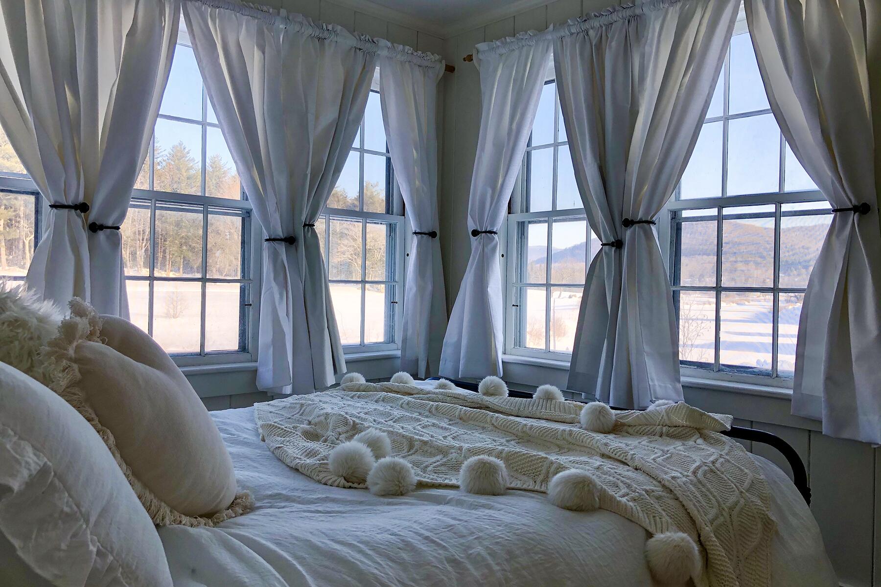 05_AirbnbsForAWhiteChristmas__VermontRiverCottage_5 46e3d20a-2d1f-493c-8e9d-bc8c2be7e99e