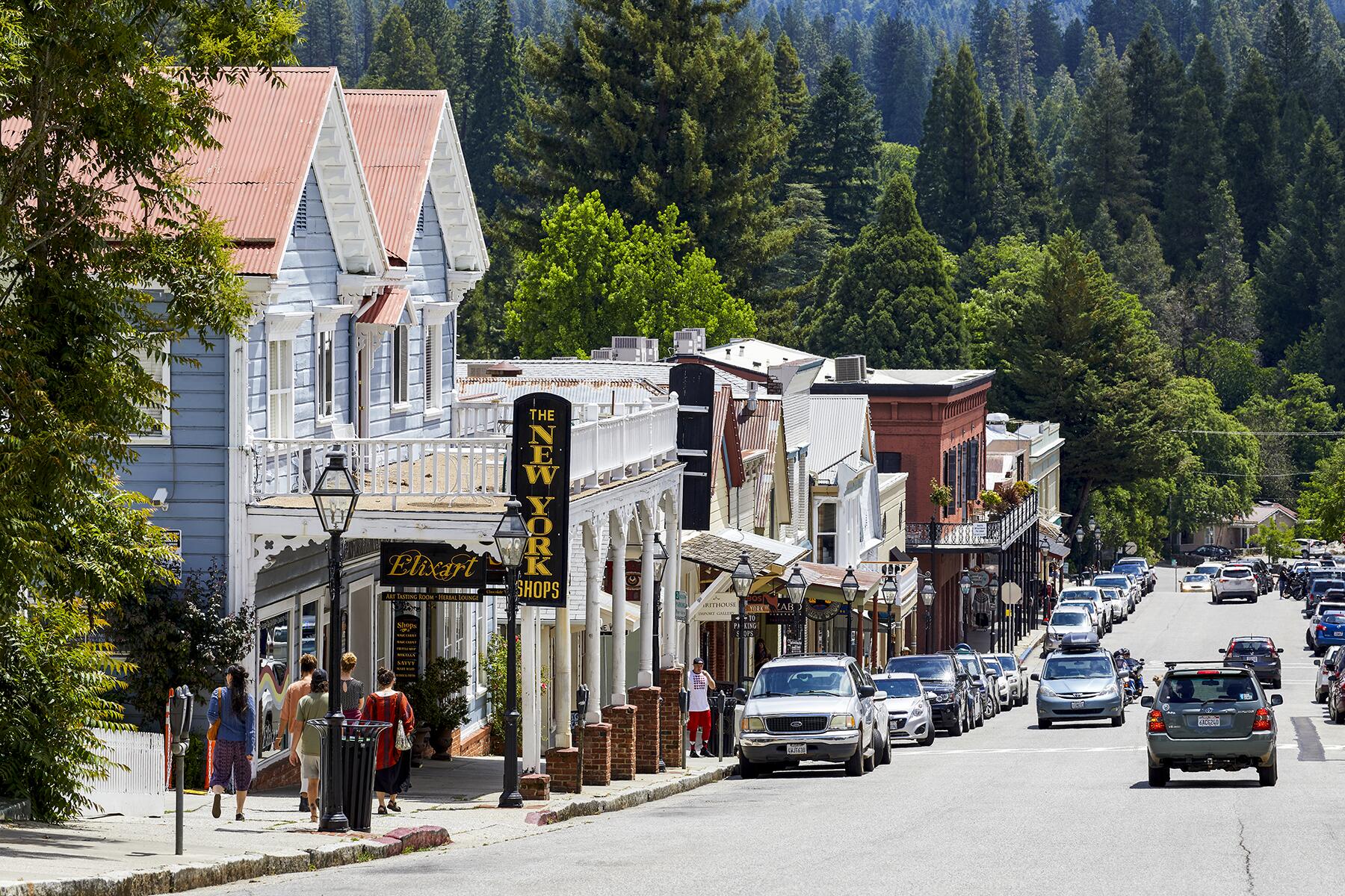 06_USHolidayLocation__NevadaCity_6.) Broad_Street_Downtown_Area_in_Nevada_City,_California