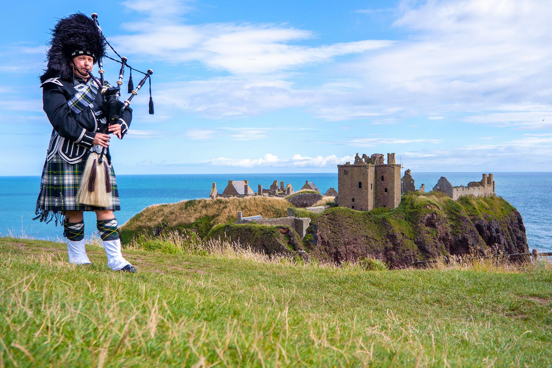 07_ClothingAroundTheWorld__Kilt_shutterstock_310822307