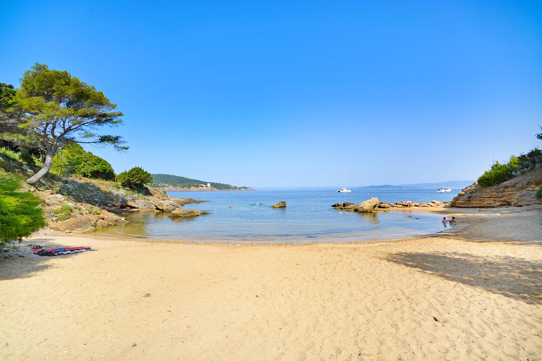 03_FrenchIslands__IleDuLevant_3 Île_du_Levant_-_sandy_beach