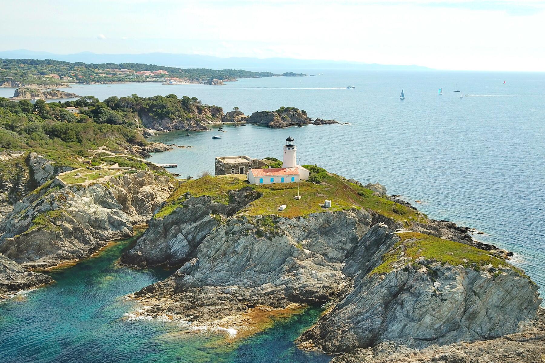08_FrenchIslands__IleDePorquerolles_shutterstock_1808102464