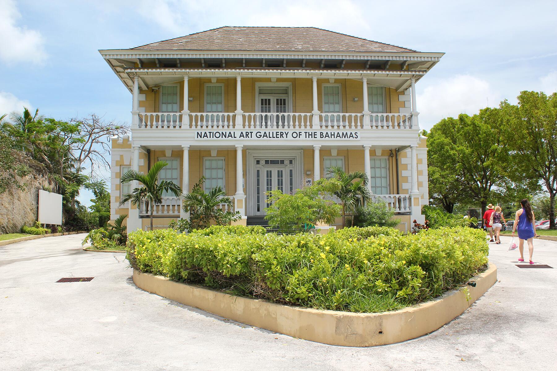 05_Don'tDoThisInTheBahamas__Don'tStayAtTheResort_shutterstock_1819955102