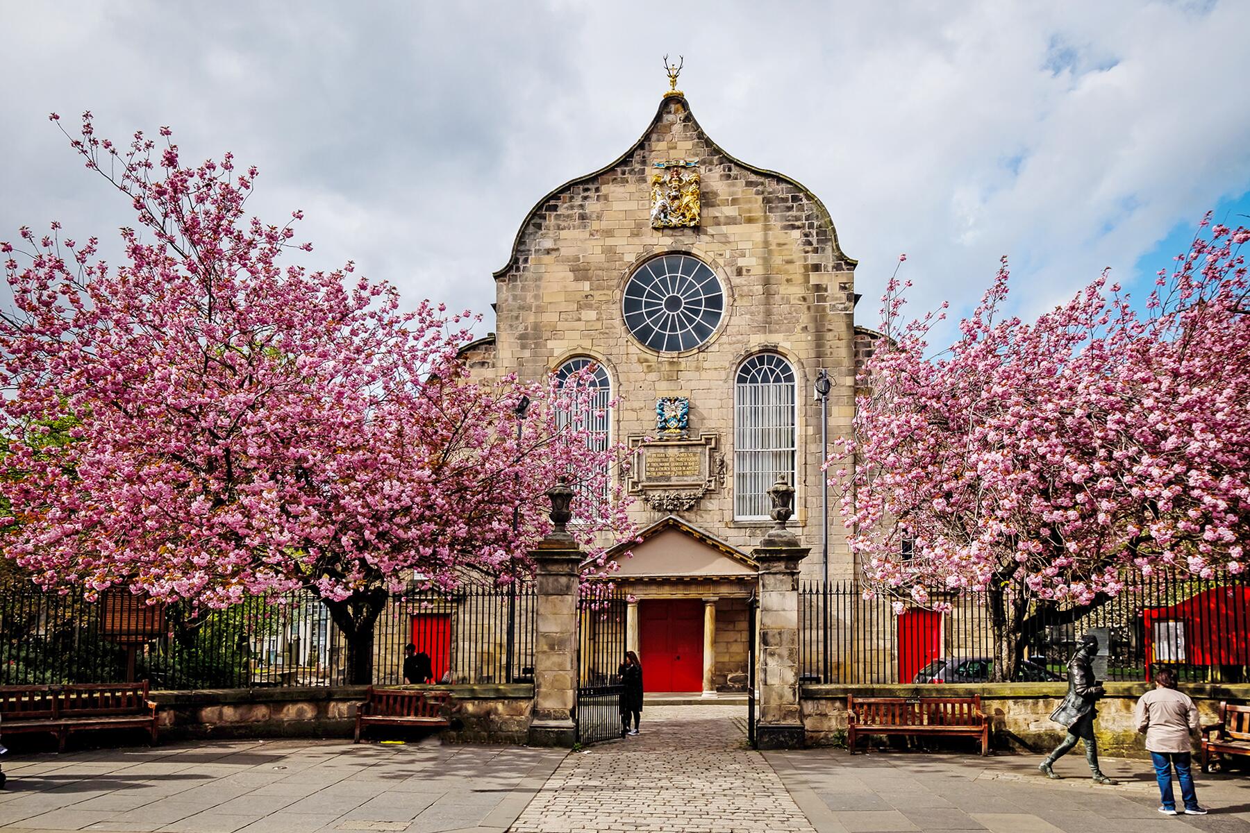 05_PlacesToSeeCherryBlossoms__EdinburghScotland_shutterstock_1103636795