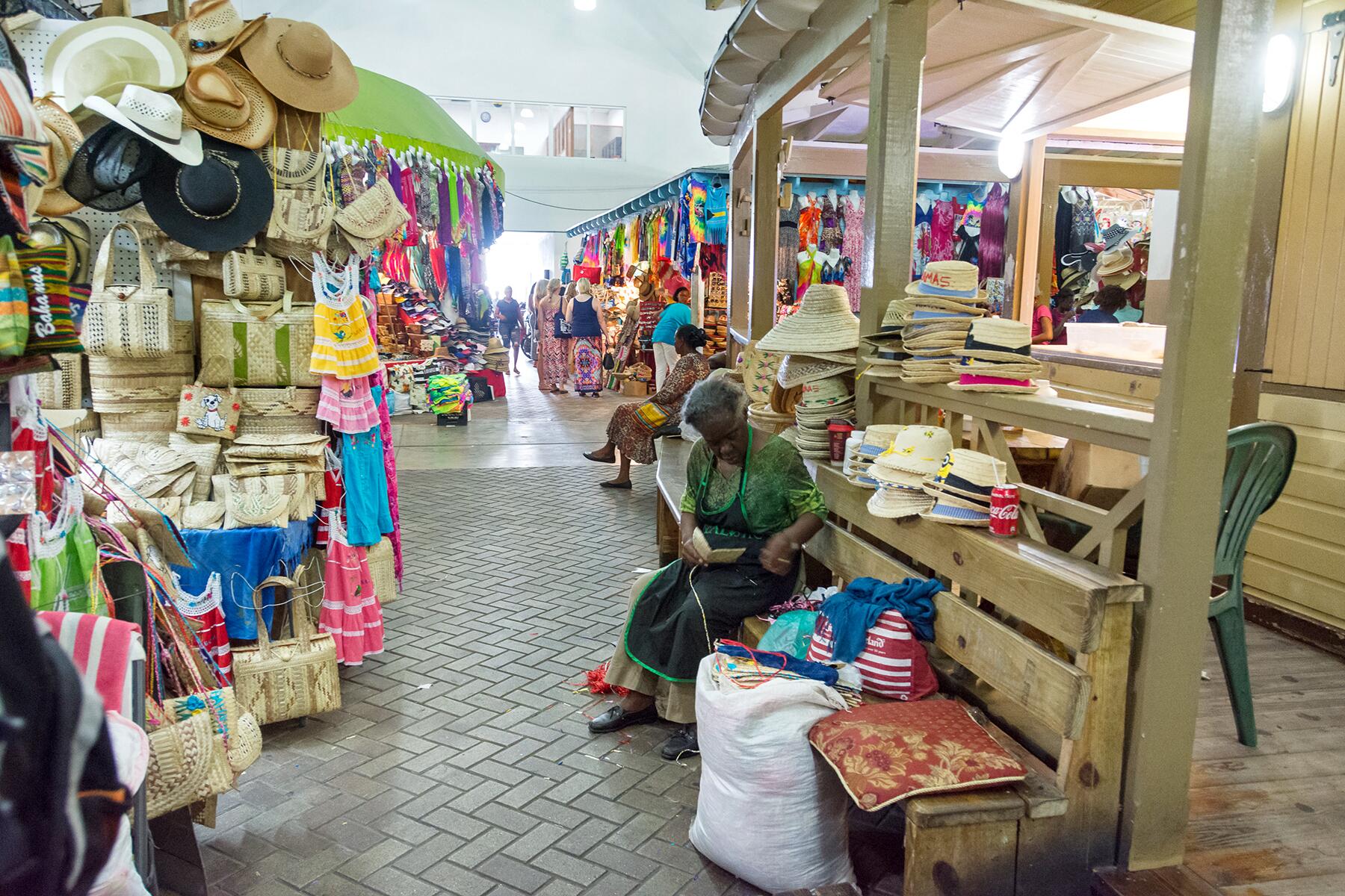 06_Don'tDoThisInTheBahamas__Don'tBuyInauthenticSouvenirs_shutterstock_504936259