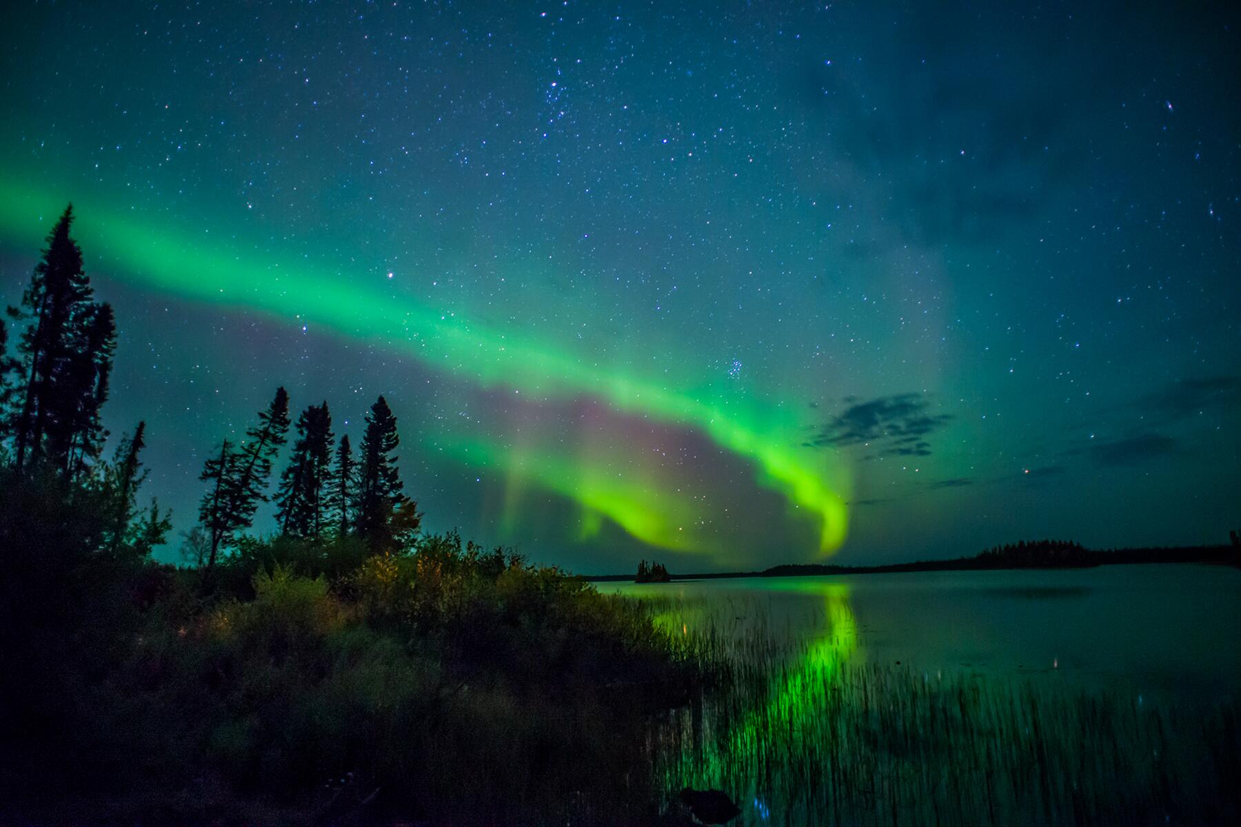 07_Canada'sNaturalWonders__NorthernLights_shutterstock_1294854616