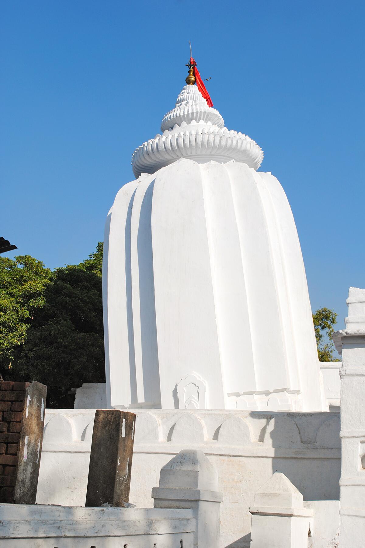 08_LeaningTowersThatArentPisa__ShivaTempleHumaIndia_shutterstock_1865296609