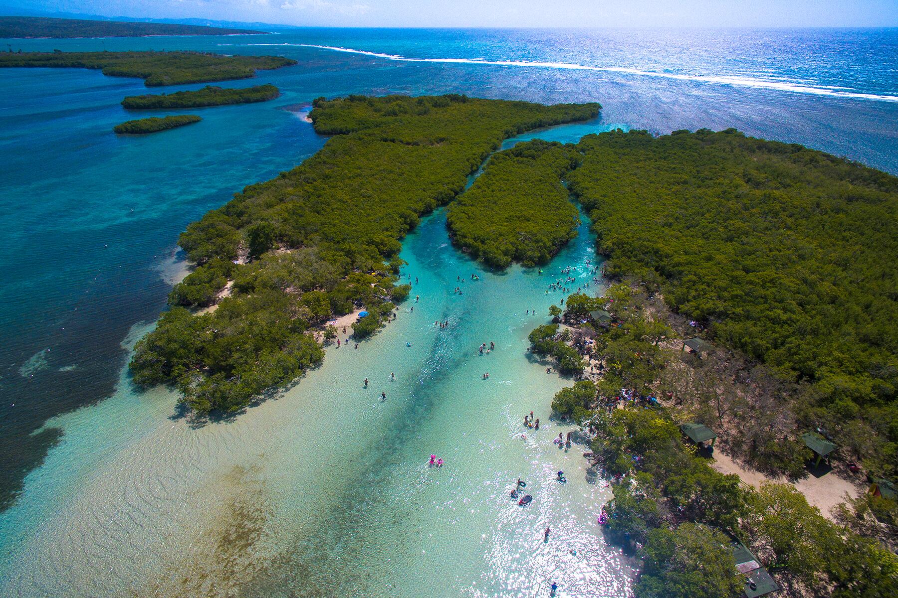 02_UnderTheRadarUSIslands__PuertoRico'sOuterIslands_shutterstock_659634943