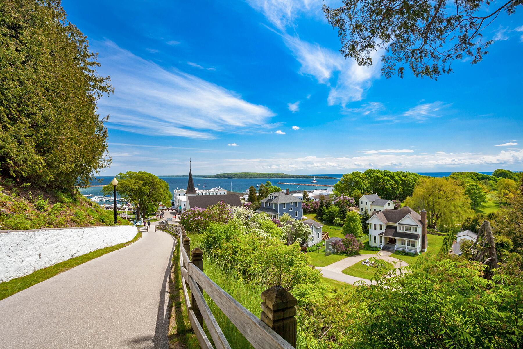 04_UnderTheRadarUSIslands__MackinacIsland_shutterstock_658802170