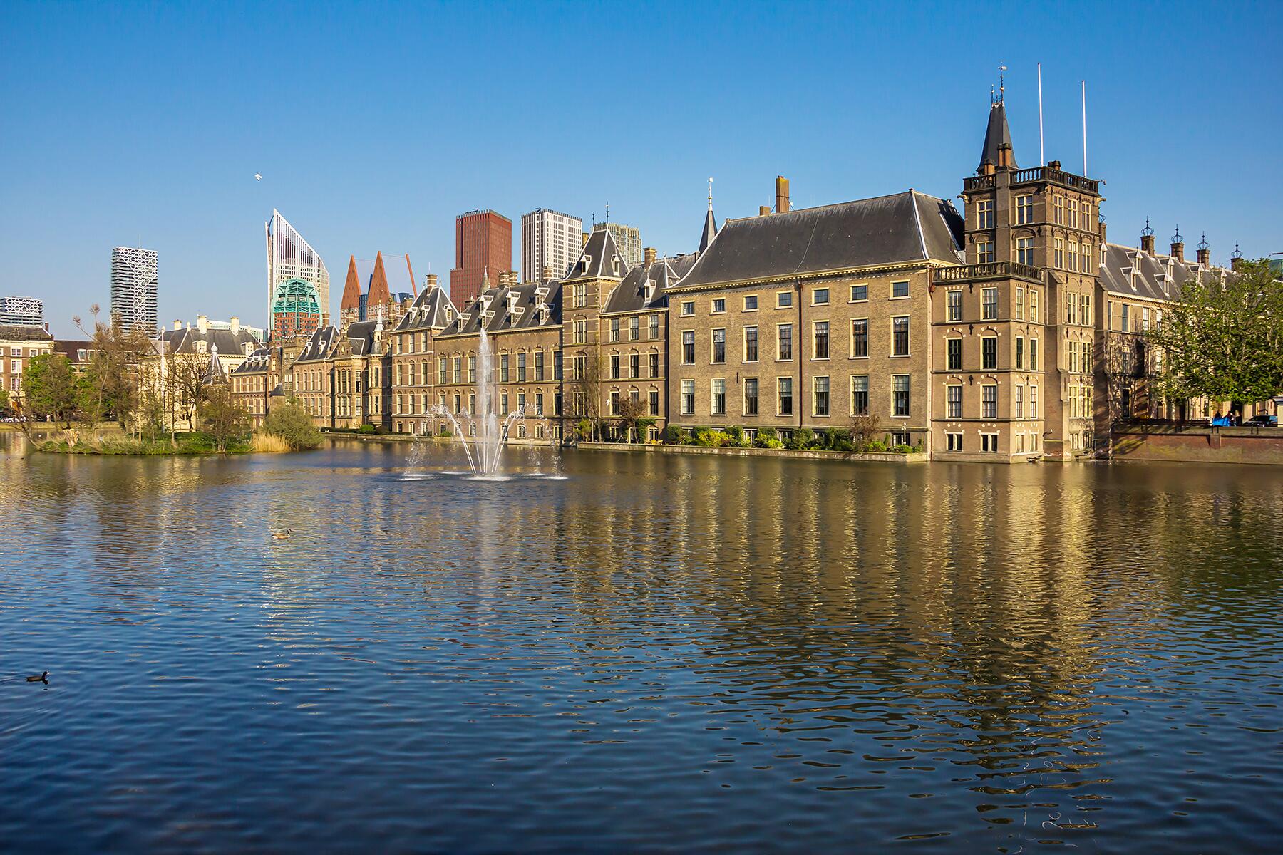 08_TheHagueExperiences__BinnendorAndMauritstoren_shutterstock_1435913822