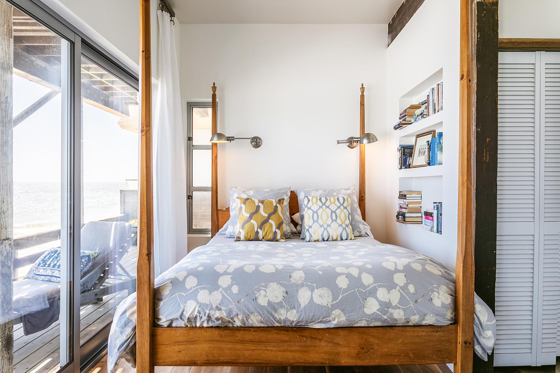 09_WaterfrontAirbnbs__IdyllicBeachfrontApartmentMalibu_9 6c6d1f8a-797e-430c-ac35-f78a36e9bc50