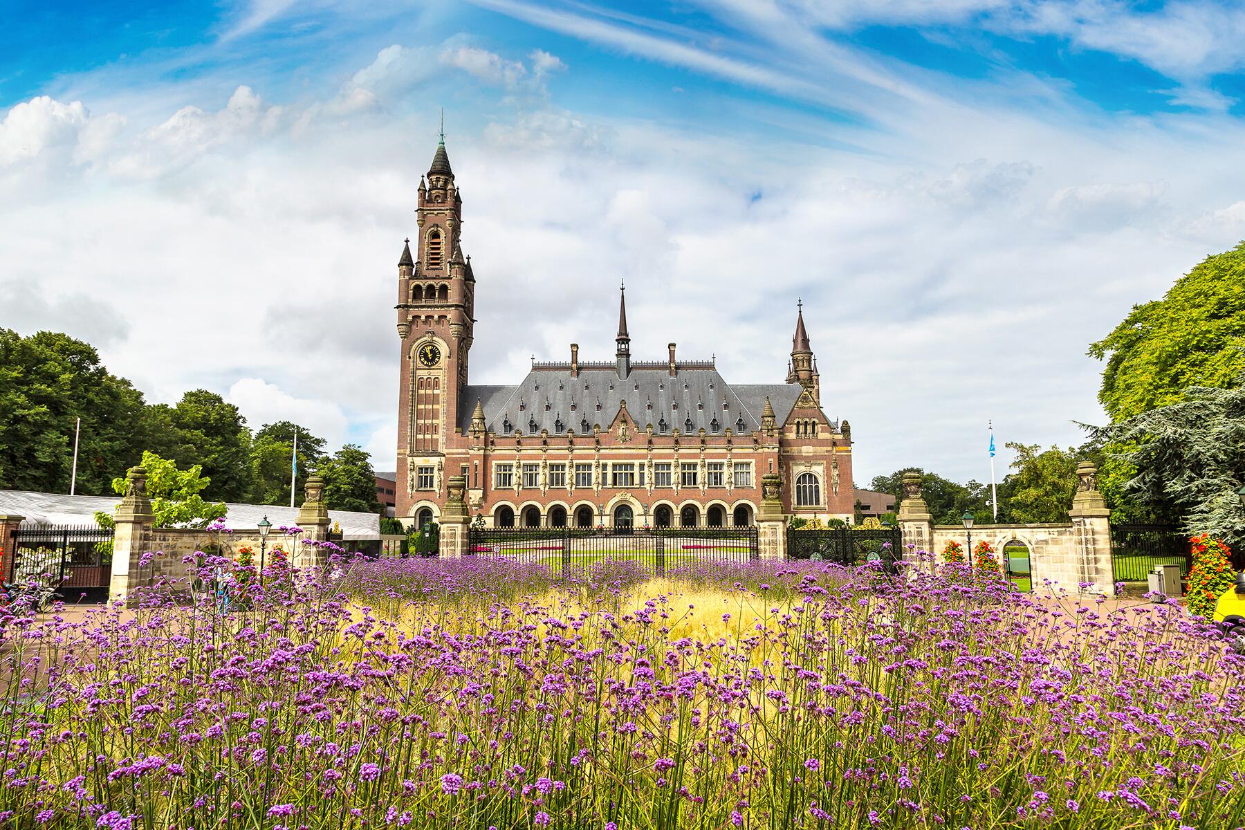 10_TheHagueExperiences__PeacePalace_shutterstock_559798879