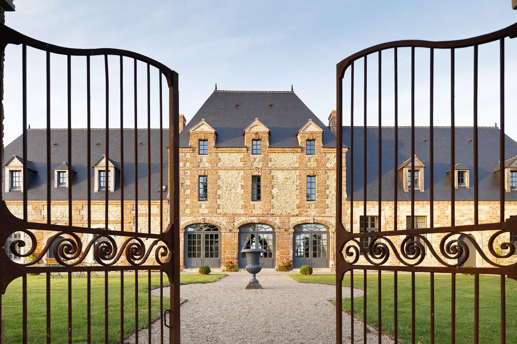 15_DreamiestPropertiesInFrance__LeManoirDeRavenoville_15 entree-principale-domaine-de-ravenoville