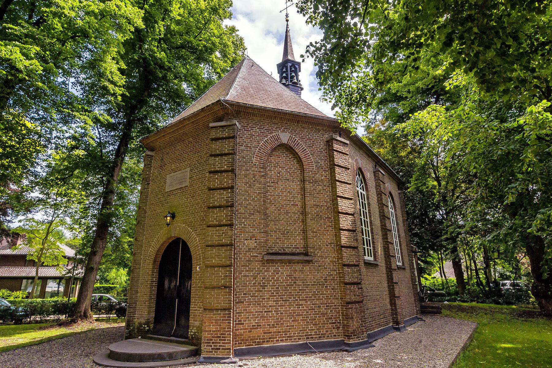 01_VanGoghLocations__CongregationLeavingReformedChurchInNuenen_shutterstock_388737067